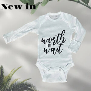 WORTH THE‎ WAIT|GERBER ONESIE®| 0-3 MONTHS| CUTE GIFT|MITTEN CUFFS|BABY NEW